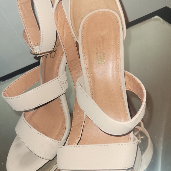 Shoe - Picture 4 of 4